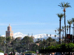 Schneebedekten Berge von Oukaimeden von Marrakech aus gesehen